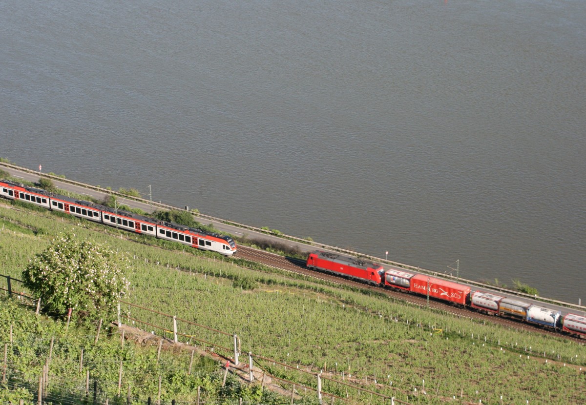 SE 25078 (Frankfurt [Main] Hbf–Koblenz Hbf) und 185 xxx mit KT 42611 (Rotterdam–Basel SBB Rb) am 25.05.2012 zwischen Rdesheim (Rhein) und Assmannshausen
