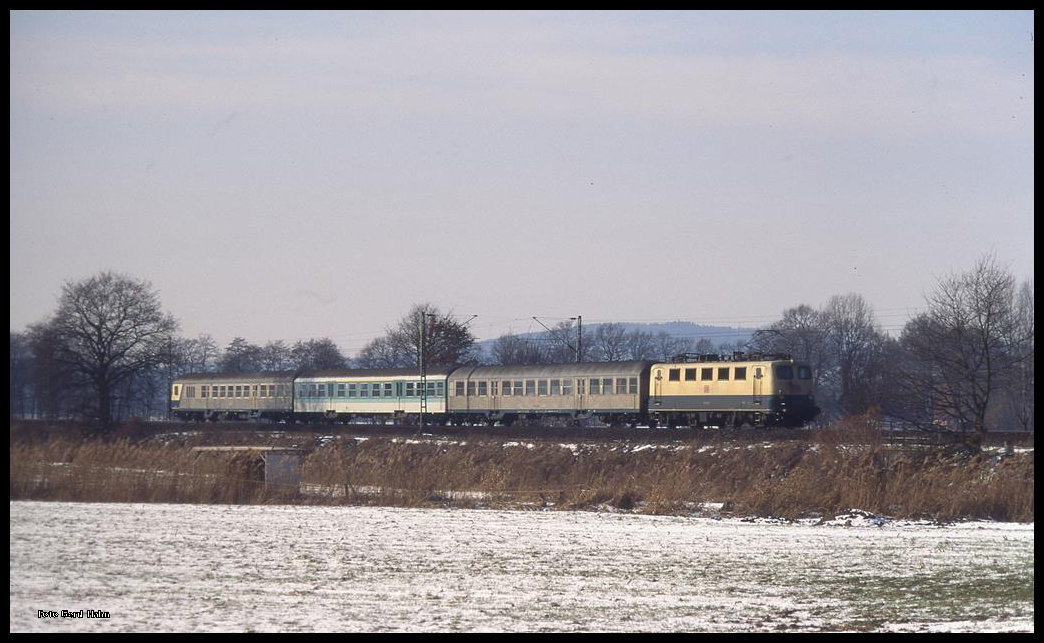 SE 9615 von Münster nach Osnabrück erreicht am 24.2.1996 um 11.38 Uhr mit Zuglok 141321 den Ortsrand von Hasbergen.