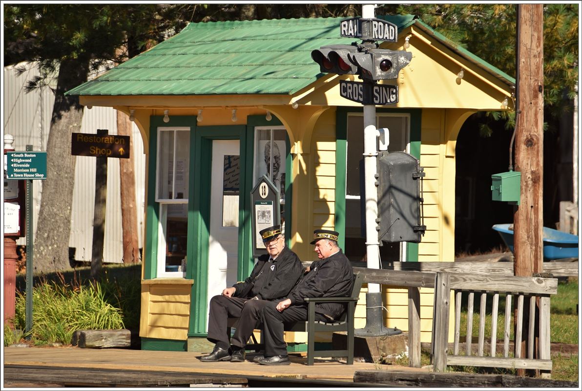 Seashore Trolley Museum Kennebunkport/Maine. Die zwei Volunteers haben siich nach der ersten Publikumsfahrt eine Pause verdient. (17.10.2017)