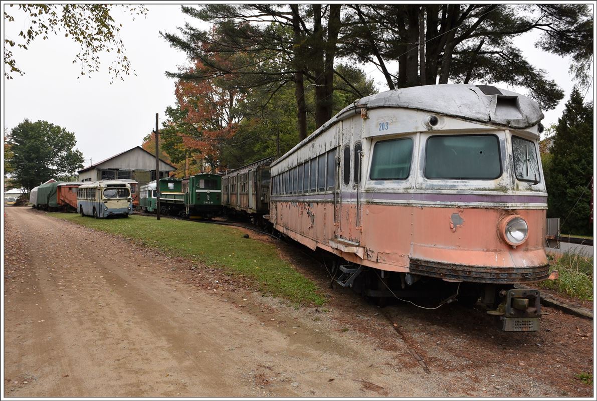 Seashore Trolley Museum Kennebunkport/Maine. Viele Fahrzeuge, wie dieser PCC Triebwagen sind der Witterung ausgesetzt und deshalb in schlechtem Zustand. (15.10.2017)