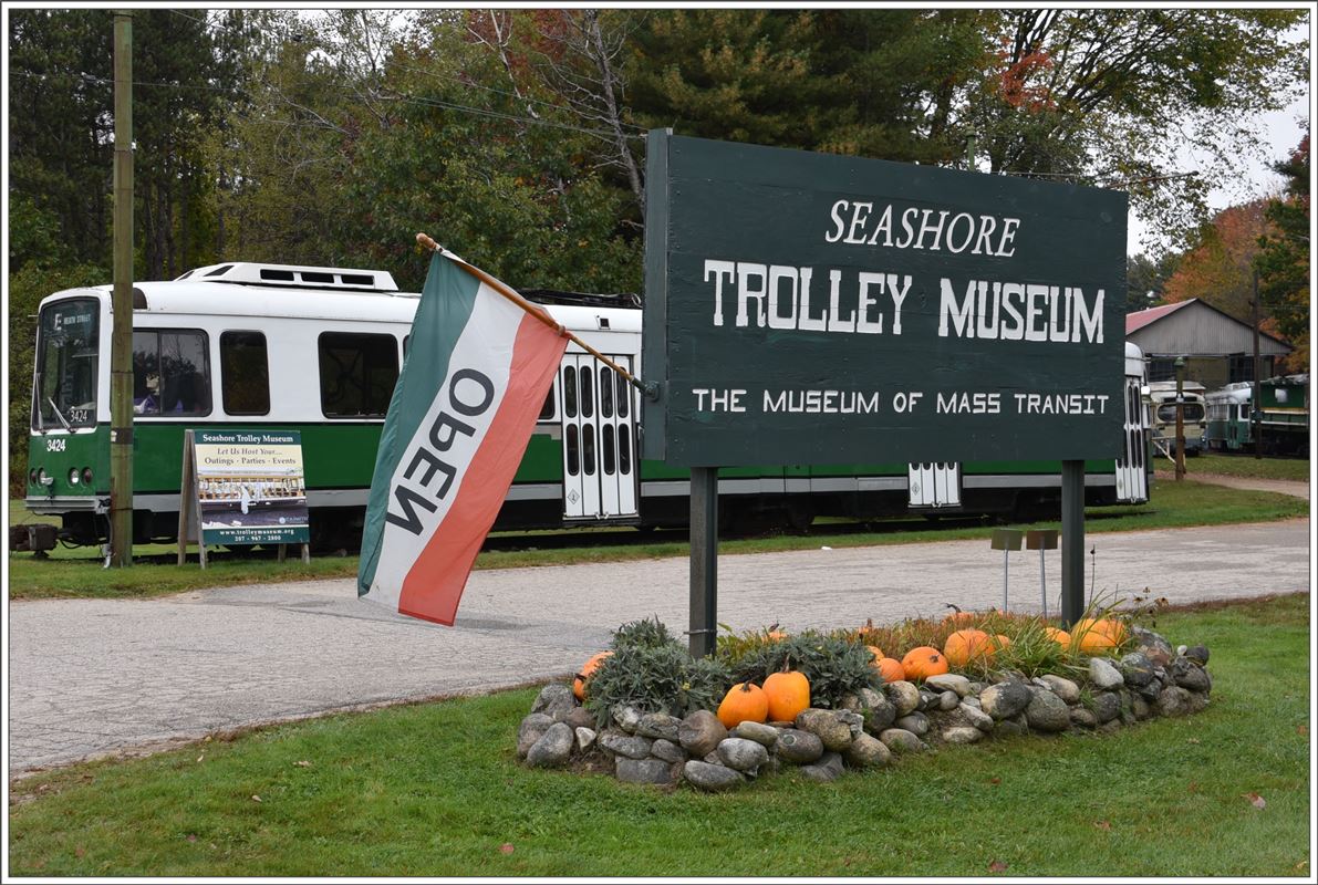 Seashore Trolley Museum Kennebunkport/Maine. Wie so manches in Amerika soll es sich hierbei um das älteste und grösste Museum der Welt für städtische Verkehrsmittel handeln. Neben Strassenbahnen, U-Bahnen, Trolleybusse befinden sich auch normale Autobusse im Besitz des Museums. Vieles wurde aufgearbeitet und wird auf einer 2km langen Strecke für Publikumsfahrten benützt. ebensoviel ist aber in einem erbärmlichen Zustand und es braucht viel Aufwand, Geld und Energie damit die Volunteers diese Fahrzeuge restaurieren können. (15.10.2017)