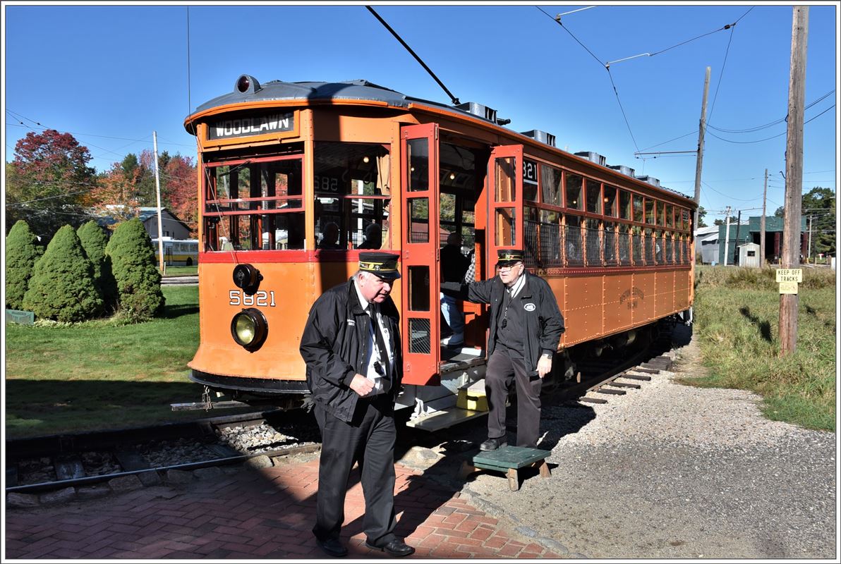 Seashore Trolley Museum Kennebunkport/Maine. Zwei pensionierte Volunteers begrüssen die Gäste im Boston Elevated Railway car 5821. (17.10.2017)