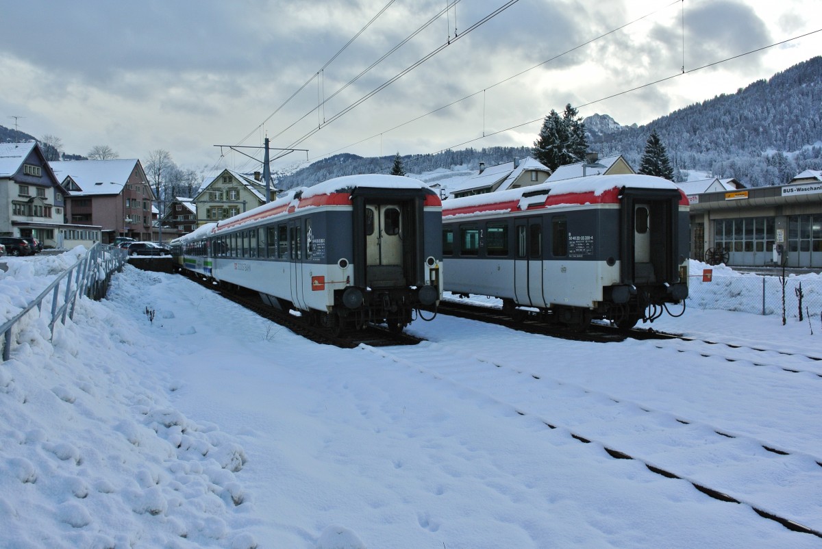 Sechs ausrangierte SOB Wagen warten in Nesslau neu St. Johann auf ihr weiteres Schicksal. Links: B EWI 50 48 20-35 362-2, BR VAE und B EWI in der BT Farbgebung. Rechts B EWI 50 48 20-35 356-4, 27.01.2014.