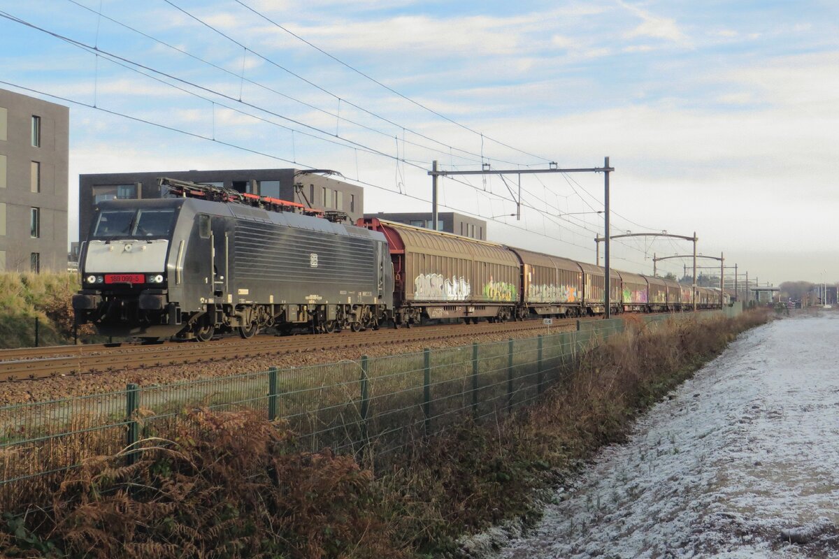 Sechsehn geschlossene Wagen zieht 189 099 durch Tilburg-Reeshof am 22 Dezember 2021.
