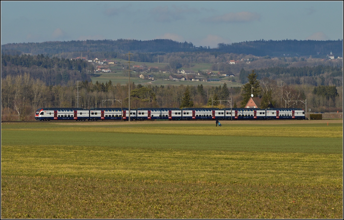 Sechsteiliger Kiss RABe 511 in den Weiten des Thurgaus bei. Februar 2014.