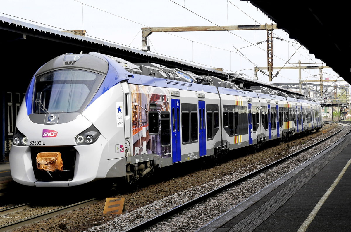 Sechsteuiliger Bimodal-Triebzug B85509 der SNCF-Tochter ter-Alsace in Colmar, 11.4.17.