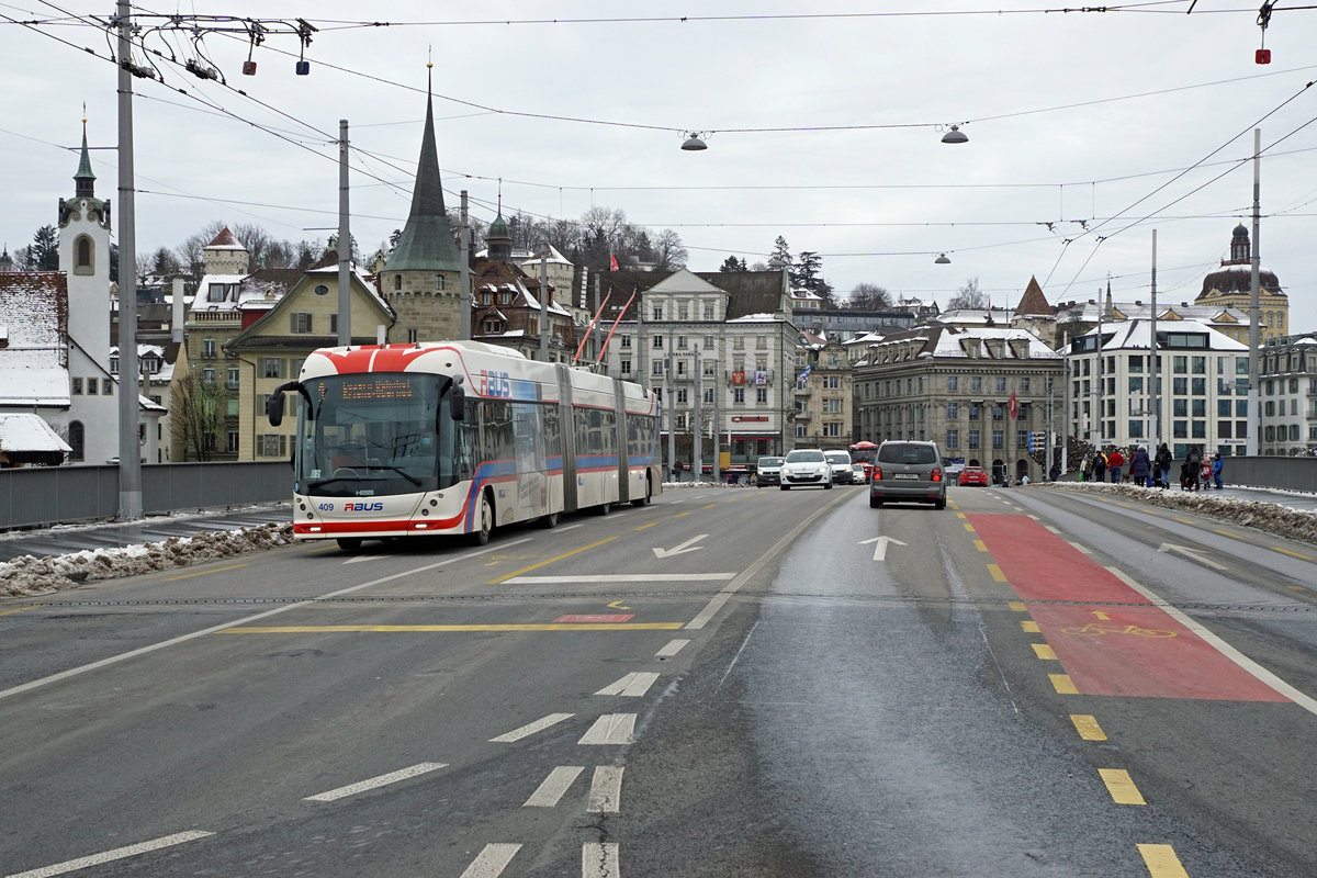 Seebrücke der Stadt Luzern während der Fasnacht am Güdismontag in den Jahren 2012 und 2021.
Verkehrsbetriebe Luzern/VBL.
Trotz der Covid-19-Pandemie besuchte ich die Stadt Luzern, eine der beliebtesten Fasnachts- Hochburgen der Schweiz, wie gewohnt auch am Güdismontag des 15. Februar 2021.
Dabei erlebte ich einen sehr traurigen Anblick. Von den einst unzähligen Fasnächtlern war ich fast alleine übrig geblieben.
Die Aufnahmen der VBL Trolley-Busse sind in beiden Jahren zur selben Zeit und am selben Fotostandort entstanden.
Da der Trolley-Busbetrieb in der Schweiz dem Eisenbahngesetz unterstellt ist, habe ich diese unterschiedlichen Bilder unter den Bahnen eingestellt.
In Luzern verkehrte übrigens die Strassenbahn von 1899 bis 1961.
Foto: Walter Ruetsch 
