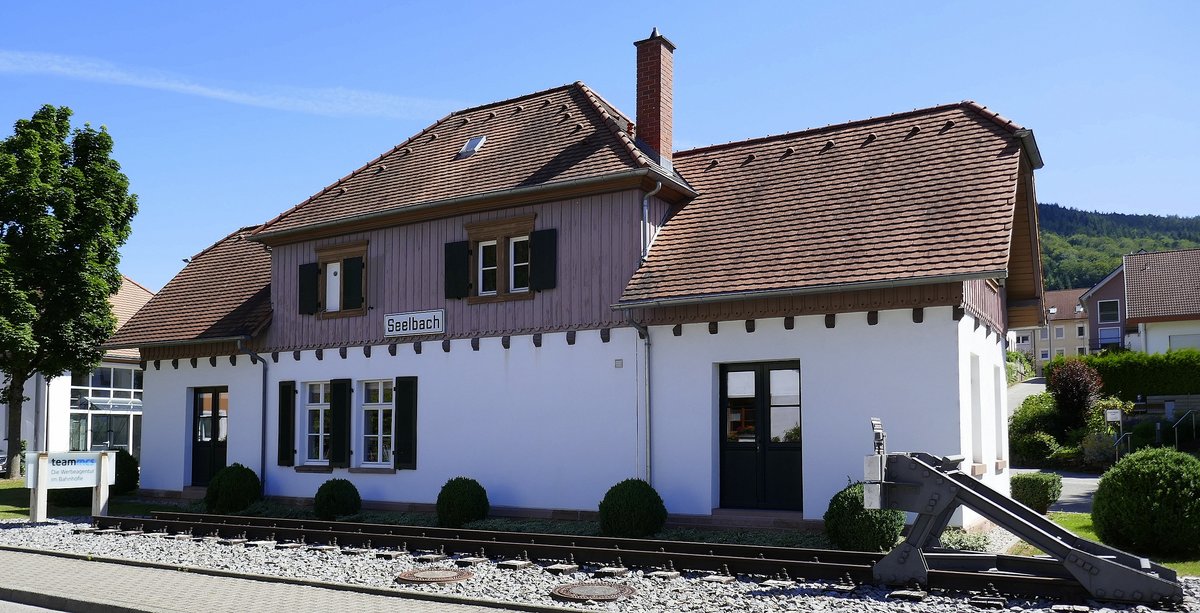 Seelbach im Schuttertal/mittlerer Schwarzwald, ein Stück Gleis und ein Prellbock vor dem ehemaligen Bahnhofsgebäude erinnern an die 1894 eröffnete, 20Km lange, Bahnlinie Ottenheim-Lahr-Seelbach, die bis 1952 in Betrieb war, Juli 2020