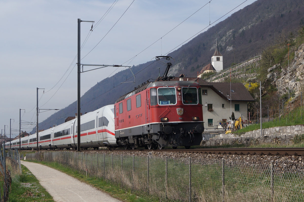 SEELINIE IM SEELAND.
Impressionen der einspurigen Strecke bei Ligerz vom 31. März 2017.
Re 4/4 11143 oder auch kleine BOBO genannt mit ICE IV.
Foto: Walter Ruetsch