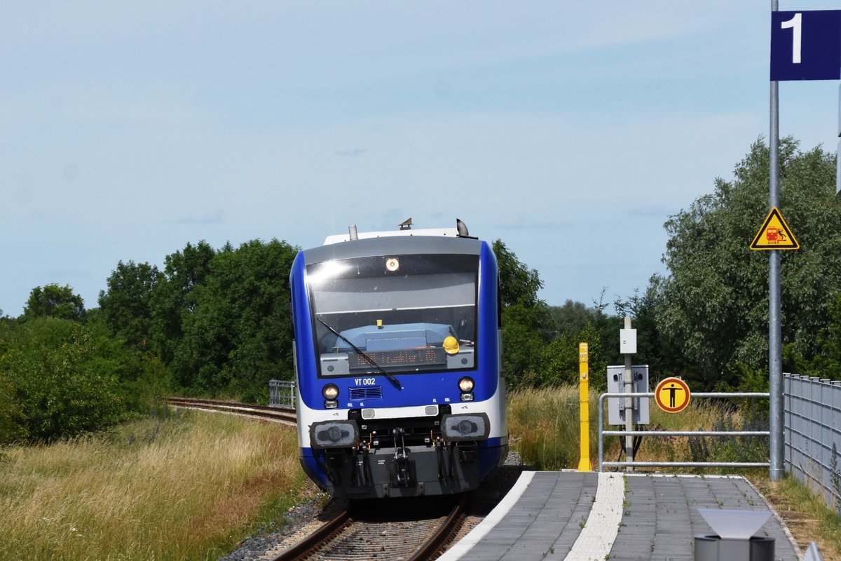 SEELOW (Landkreis Märkisch-Oderland), 21.06.2017, VT 002 der NEB fahrt als RB60 nach Frankfurt (Oder) in den  Bahnhof  Werbig ein