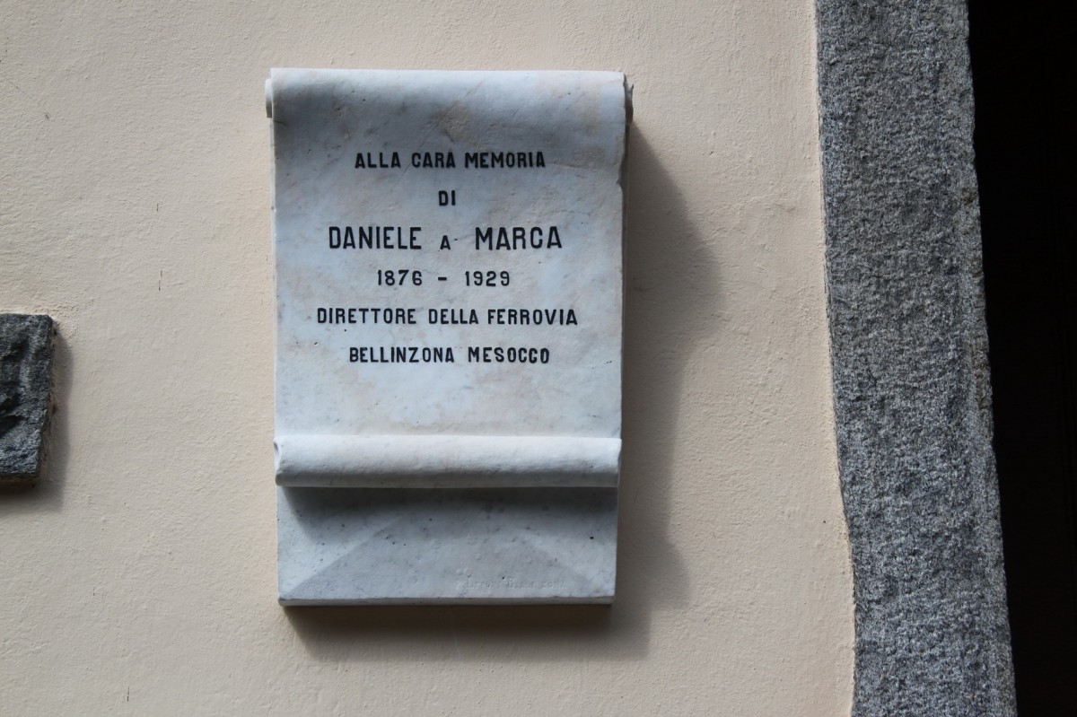 SEFT Nachschau 2014,eine Gedenktafel an einen Direktor der Ferrovia Bellinzona-Mesocco,an der restaurierten ehem.BM/RhB Station Leggia.29.03.14