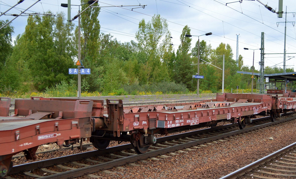 Sehe ich zum ersten Mal diese Flachwagen mit zwei Einzelradsätzen vom Einsteller ERMEWA SA anscheinend zum Transport von Fahrzeugen (Nutzfahrzeugen) mit französischer Registrierung, im Bild der Wagen mit der Nr. 21 RIV 87 F-ERSA 4155 528-6 Ldkks 31 6 am 20.08.18 in einem gemischten Güterzug im Bf. Flughafen Berlin-Schönefeld.