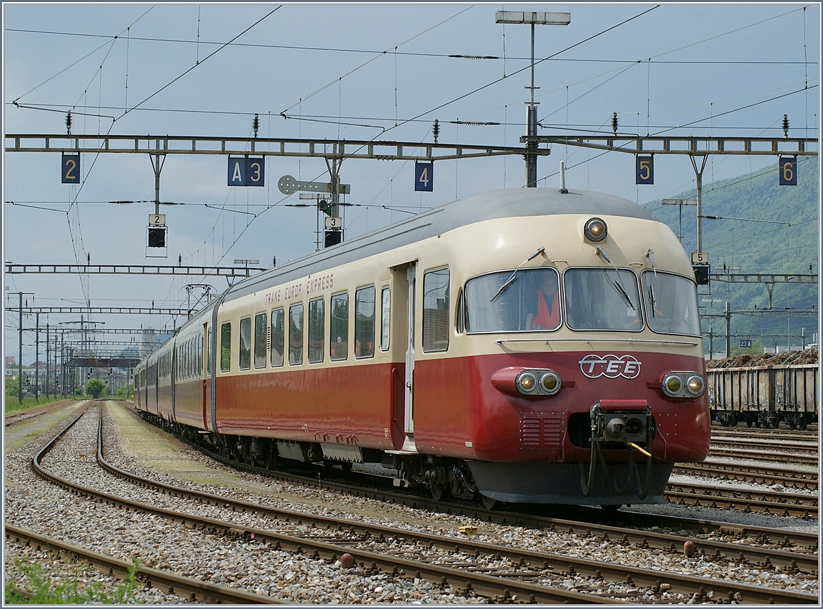 Sehr aussergewöhnlich und sehr überraschend fand ich den Besuch des TEE RAe II 1053 im Rangierbahnhof von Biel. Dies bot die Gelegenheit, den wunderschönen Zug mit den wohl nur noch in Biel zu finden Formsignalen fotografieren zu können.

8. Mai 2009