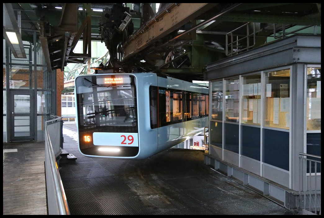 Sehr eng geht es zu, wenn die Schwebebahn Fahrzeuge in Wuppertal - Vohwinkel durch die Wendeschleife fahren. Hier kommt Wagen 29 am gerade am 19.01.2023 um die Ecke und steht anschließend für die Fahrgäste zum Einstieg in Richtung Oberbarmen bereit.