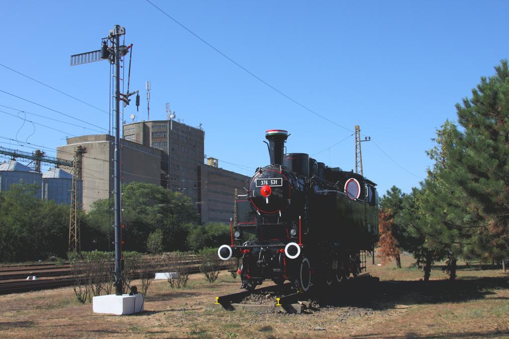 Sehr erfreut stellte ich bei meinem Besuch am 28.8.2012 in Mezökövesd fest,
dass man endlich die als Denkmal am Bahnhof aufgestellte Dampflok 376531 farblich aufgefrischt hatte. 