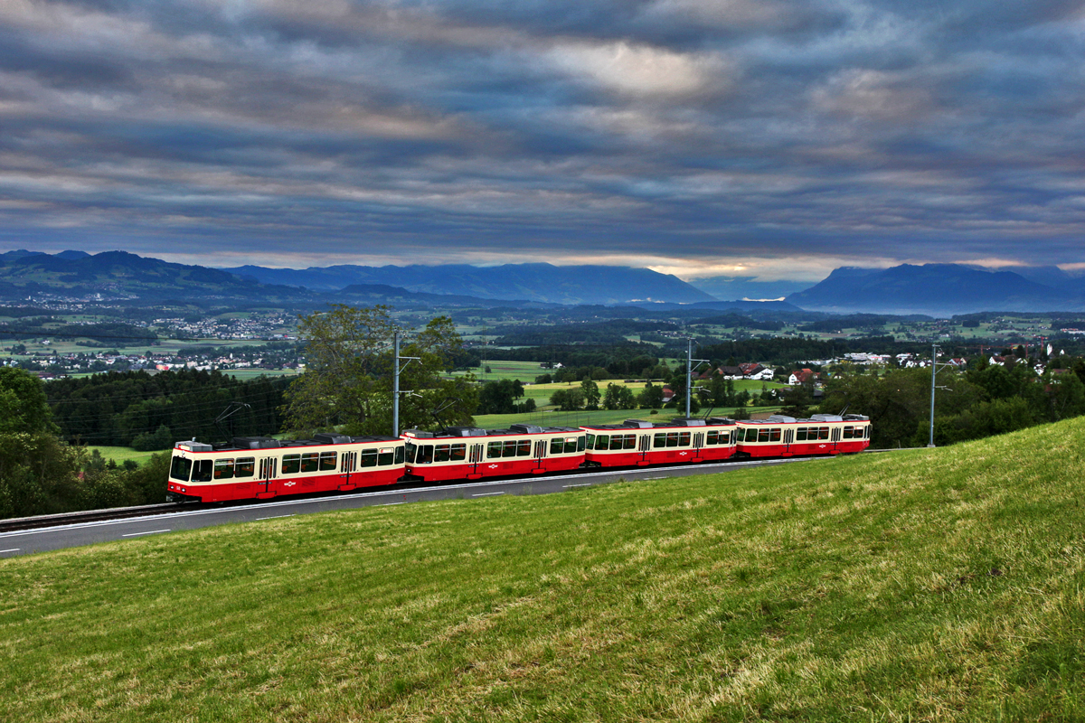 sehr früh am Morgen fährt ein Be 4/6 Triebzug als S18 bei Scheuren vorüber.Bild Juni 2016