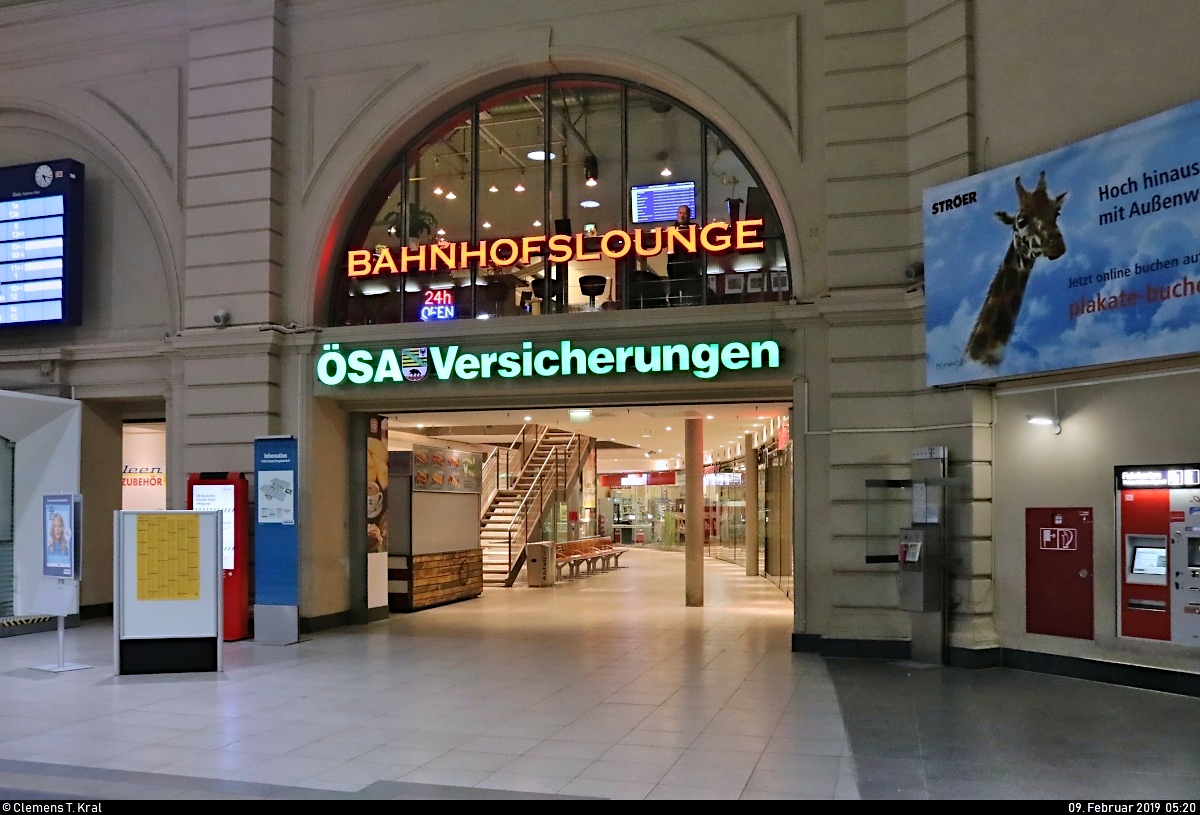 Sehr früh am Morgen ließen sich noch ungestört ein paar Innenaufnahmen des Empfangsgebäudes in Halle(Saale)Hbf anfertigen. Zuvor hatte ich noch nicht die Möglichkeit dazu.
Blick von der Bahnhofshalle auf einen der beiden Zugänge zu den Geschäften. Darüber befindet sich, unschwer zu erkennen, die Bastian Bahnhofslounge, zu der man u.a. über die im Hintergrund zu sehende Treppe gelangt.
[9.2.2019 | 5:20 Uhr]