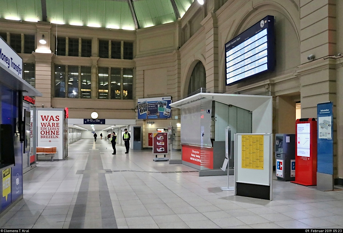 Sehr früh am Morgen ließen sich noch ungestört ein paar Innenaufnahmen des Empfangsgebäudes in Halle(Saale)Hbf anfertigen. Zuvor hatte ich noch nicht die Möglichkeit dazu.
Blick von der Bahnhofshalle Richtung DB Information, Anzeigetafel und Personenunterführung zu den Gleisen 8-13 (bzw. 8-13a).
[9.2.2019 | 5:23 Uhr]