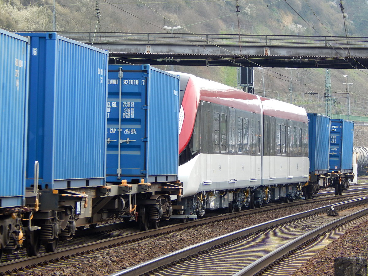 Sehr futuristisch sah die U-Bahn für Riad in Saudi Arabien aus die amm 2.4.16 von PCW7 und PCW8 durch Linz am Rhein gezogen wurde.

Linz am Rhein 02.04.2016
