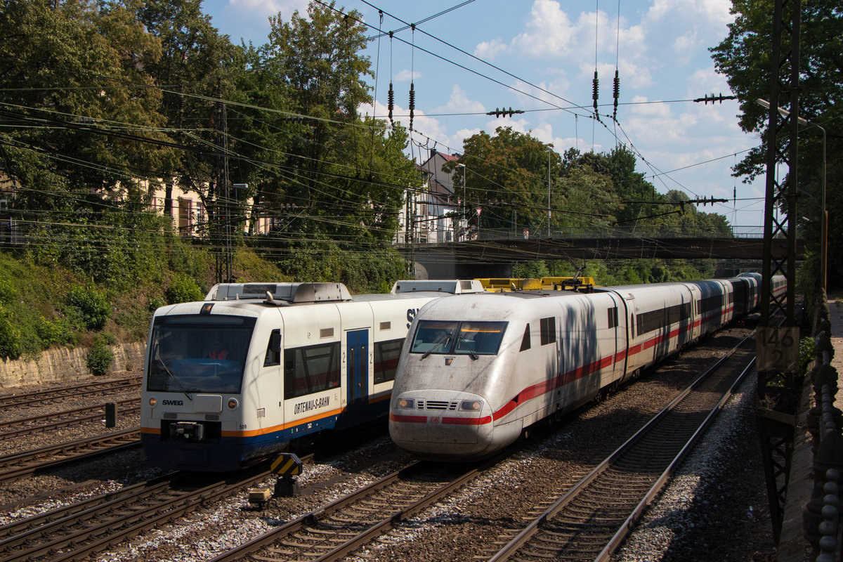 Sehr geehrte Damn und Herrn, hier sehen sie den Wettkampf zwiiiiiiiiiiiiiiiiiiiischen dem mittlerweile in die Jahre gekommenen ICE 1 uuuuuund dem etwas neueren Dieseltriebwagen der SWEG/OSB  509 . Es folgt gleich der Zieleinlauf im Bahnhof Offenburg. Wer wird das Rennen machen? Die Spannung steigt! Diesel hat die Nase einen Müh weiter vorn. Doch wird der Stromer noch einmal kontern können...?? ;-) ...
Der Fotograf dieses Bildes weiß, wie das Rennen am 27. Juli 2018 ausgegangen ist. 