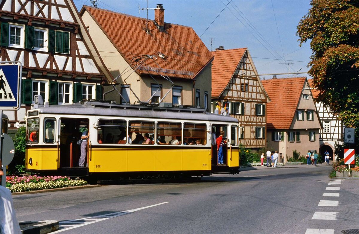 Sehr gefährlich war die Überquerung der Straße nach der Gerlinger Straßenbahnstation neben der Feuerwache, auch bei dieser Sonderfahrt mit TW 851 und Beiwagen 1390 am 26.09.1986. 