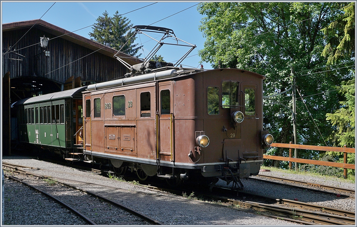 Sehr gefreut habe ich mich auch, beim  Schweizer Dampffestival  der B-C die BOB HGe 3/3 29 wieder einmal im Einsatz zu sehen, hier ist die Lok in Chaulin gerade mit dem Manövrieren  eines RhB Wagens beschäftigt. 

8. Juni 2019
