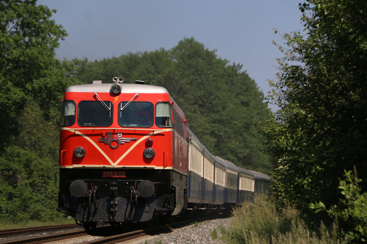 Sehr gepflegt präsentiert sich 2050.09 mit Ihrem Sonderzug der Gäste zum Tag der offenen Tür der Stainzer Lokalbahn brachte. 
28.05.2017