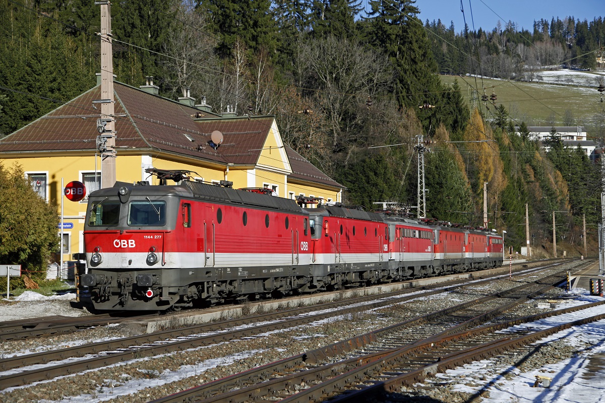Sehr häufig sind Lokzüge auf der Semmeringstrecke anzutreffen. Der Nachschuß auf den Lokzug 89950 (4x1144+2x1142) wurde am 2.12.2013 in Breitenstein aufgenommen.