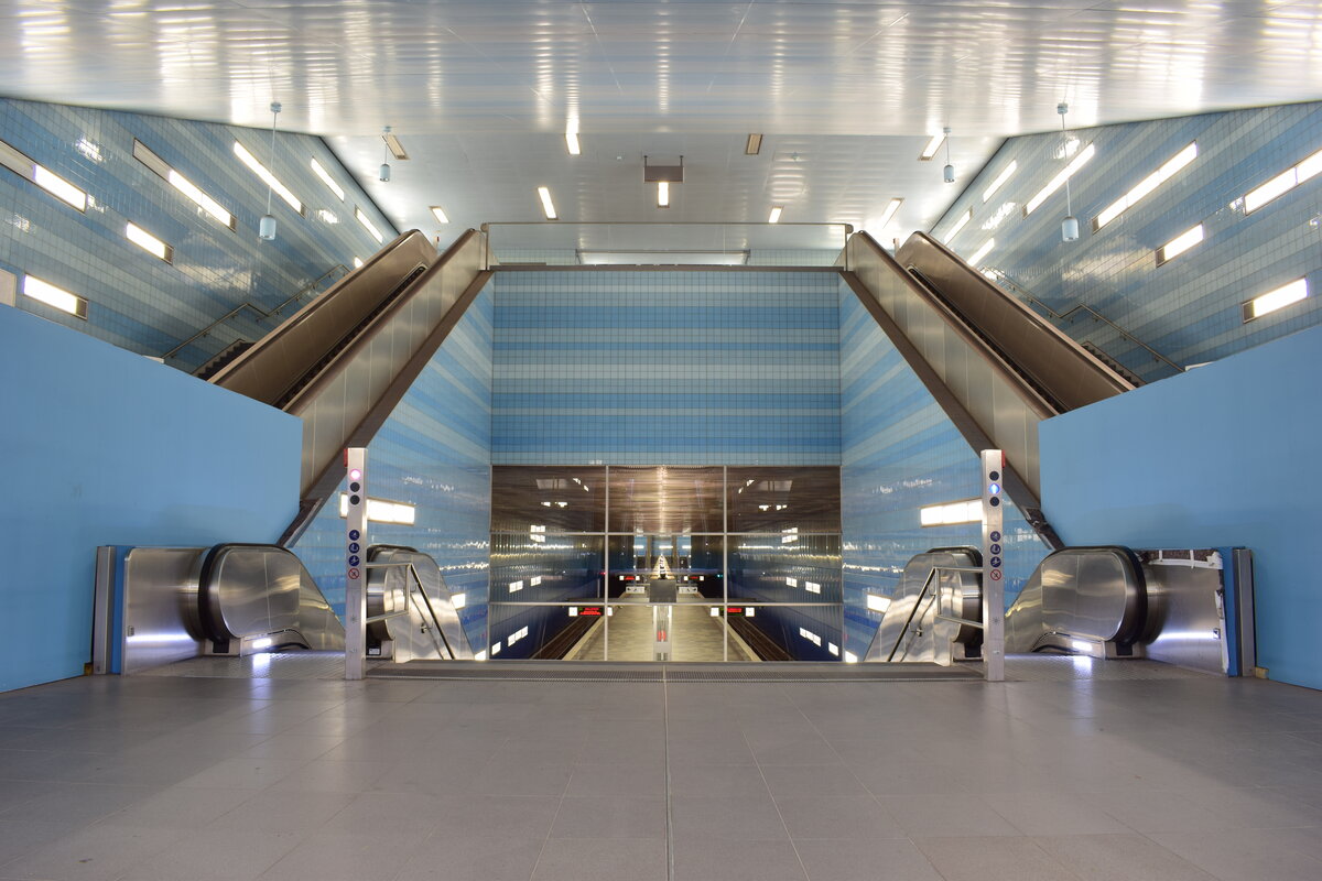 Sehr hell und offen präsentiert sich die recht neue Station Überseequartier. Die angenehmen blauen Farbtöne sollen an das blaue Meer erinnern. 

Hamburg 28.07.2021