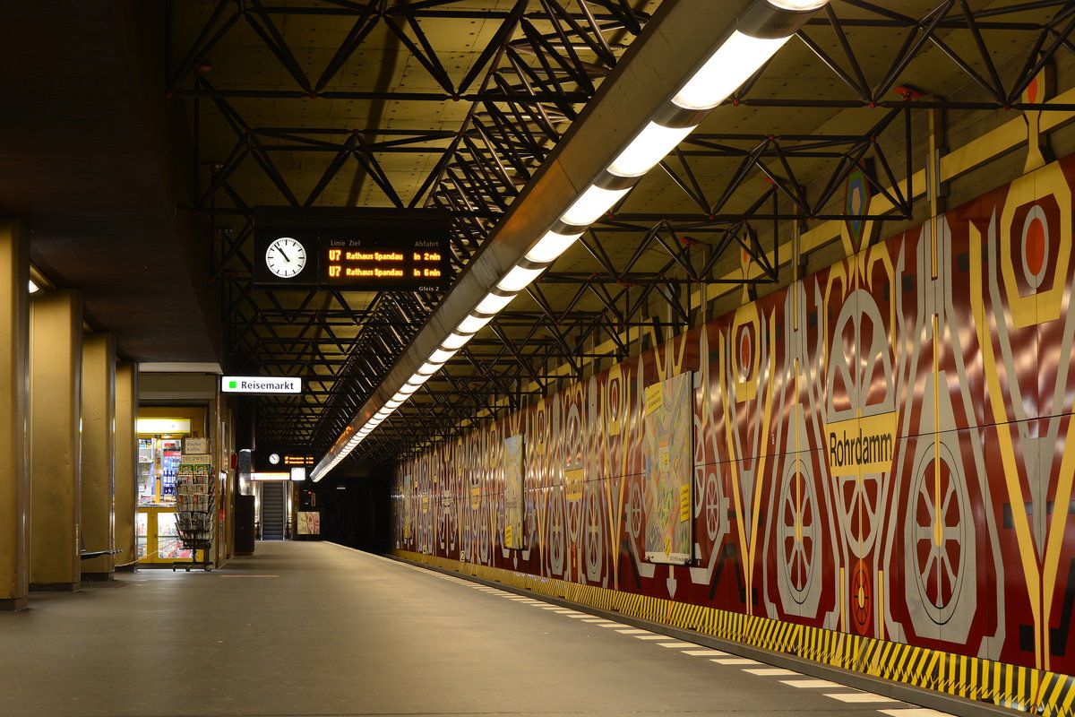 Sehr industriell wirken die Zeichnungen auf den Wänden der am 1.Oktober 1980 eröffneten U-Bahn Station Rohrdamm. Entworfen wurde sie von Rainer G. Rümmler. Bis zu 1.Oktober 1984 war es die Enndstadtion der U7. 

Berlin Siemensstadt 03.01.2018