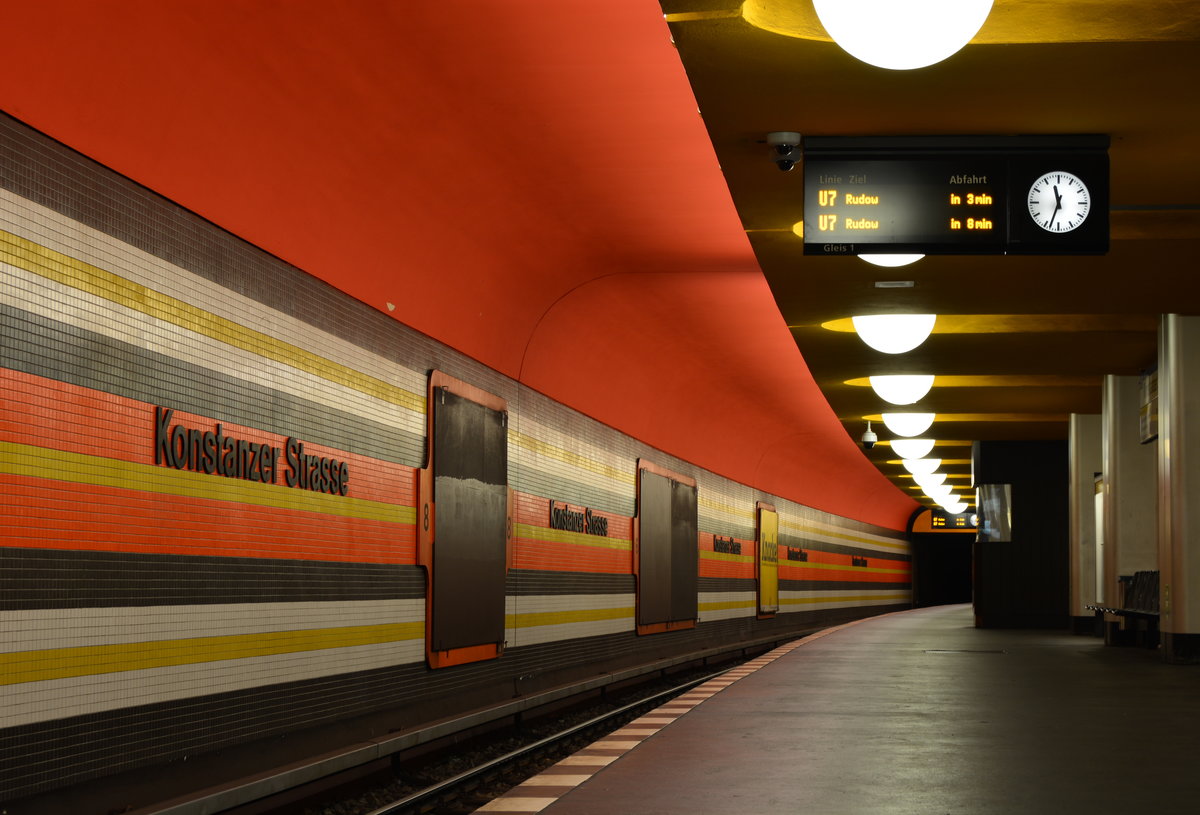Sehr kontrastreich präsentiert sich die am 28.April 1978 eröffnete U-Bahn Station Konstanzer Straße. Der Bahnhof wurde von Rainer G. Rümmler gestaltet, wobei das Wappen der für die Straße namensgebenden Stadt Konstanz sich in der Farbgebung widerspiegelt. Die ausgedehnten horizontalen Linien sollen die Geschwindigkeit der U-Bahn symbolisieren. 

Berlin Wilmersdorf 03.01.2018


Seite „U-Bahnhof Konstanzer Straße“. In: Wikipedia, Die freie Enzyklopädie. Bearbeitungsstand: 22. November 2017, 17:45 UTC. URL: https://de.wikipedia.org/w/index.php?title=U-Bahnhof_Konstanzer_Stra%C3%9Fe&oldid=171265964