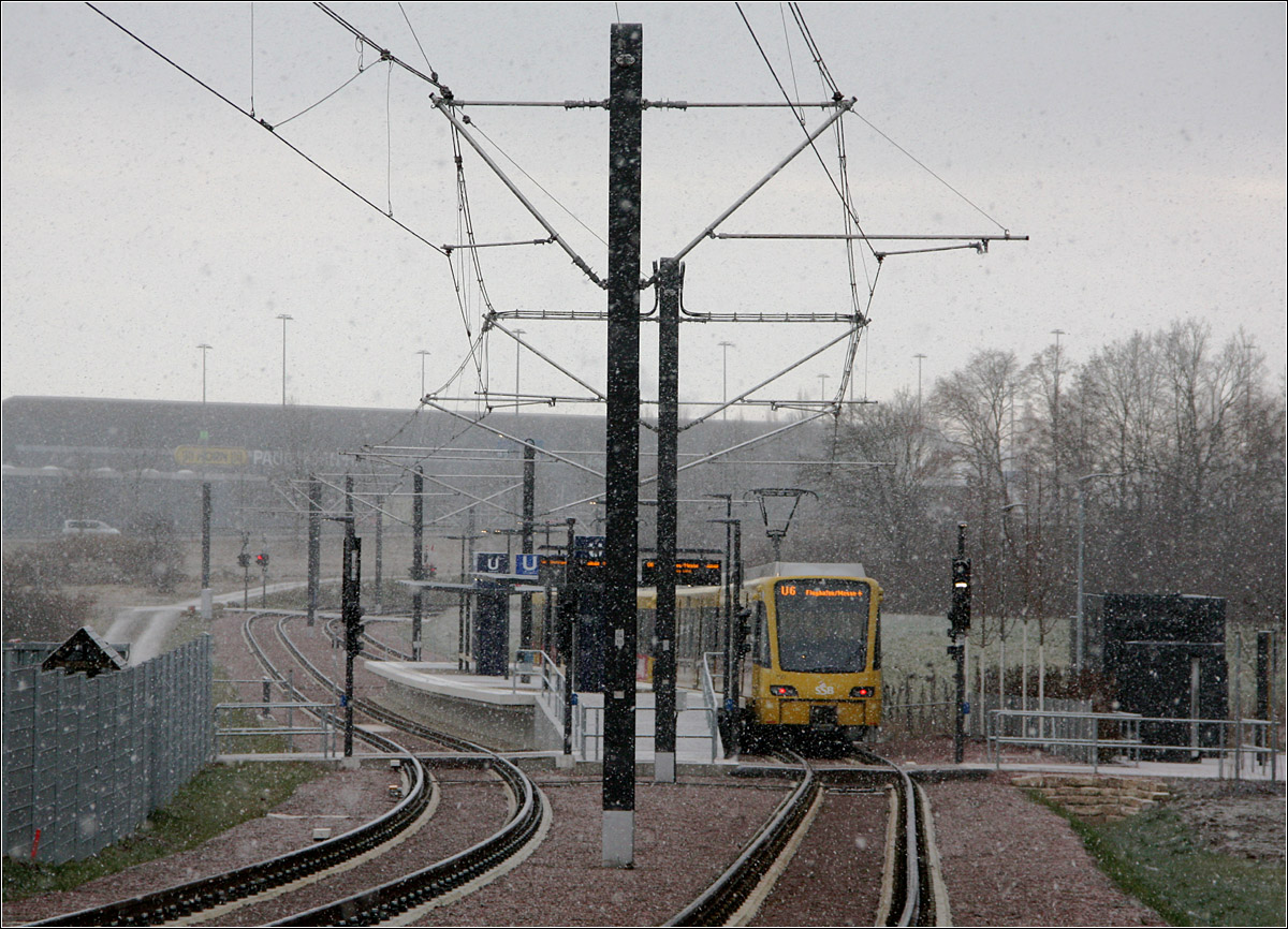 Sehr ländlich -

... wirkt die Lage der Haltestelle 'Stadionstraße', aber sie erschließt dennoch ein großes Gewerbegebiet und auch Wohngebiete von Echterdingen. Diese liegen jenseits der B27 und sind durch eine Unterführung erreichbar. Am Horizont oben sind schemenhaft die Messehallen erkennbar.
Da der Schneefall mit kräftigem Wind ein weiteres Fotografieren unmöglich machte muss ich die Dokumentation der weiteren Strecke ein anderes Mal nachholen.

01.07.2022 (M)



