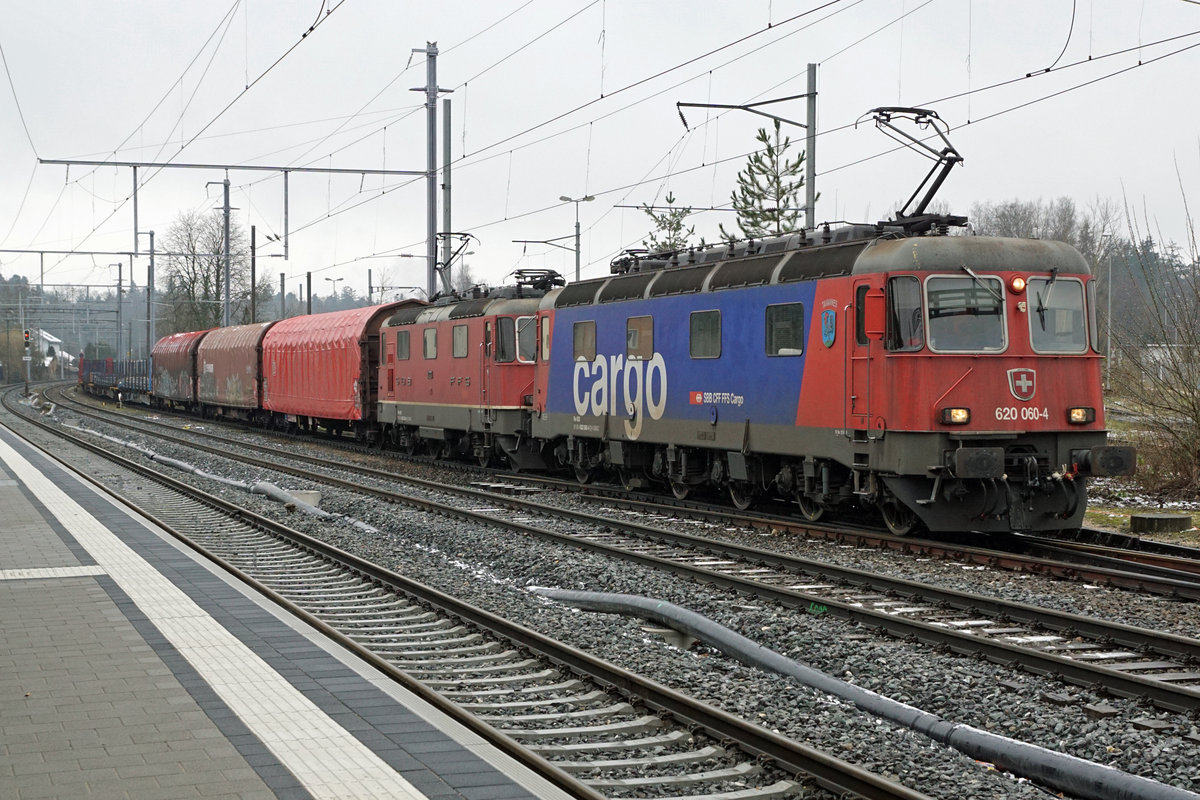 Sehr langer Güterzung Gerlafingen-RBL mit den Re 620 660  Tavannes  und Re 420 324-6   anlässlich der Bahnhofsausfahrt Gerlafingen am 10. Februar 2021.
Foto: Walter Ruetsch