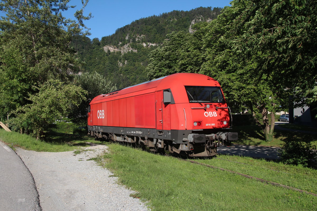 Sehr langsam schleicht die 2016 093 am 8.7.2020 in Peggau-Deutschfeistritz durch die Büsche über einen sehr engen Bogen in Richtung des Wietersdorfer&Peggauer Zementwerks um einen entladenen Zementwagen abzuholen.