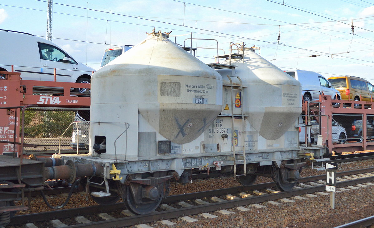 Sehr rar und selten zu sichten sind die uralten zweiachsige Silowagen mit Druckluft-Entleerung inzwischen, hier in einem gemischten Übergabezug der DB Cargo nach Seddin ein sogar noch mit veralteter Beschriftung versehener Wagen der DB Cargo mit der Nr. 21 RIV 80 DB 910 5 067-8 Ucs 908 einst wohl mal noch für die MEG im Einsatz laut einer Firmenbeschriftung am 05.03.20 gesichtet im Bf. Flughafen Berlin Schönefeld.