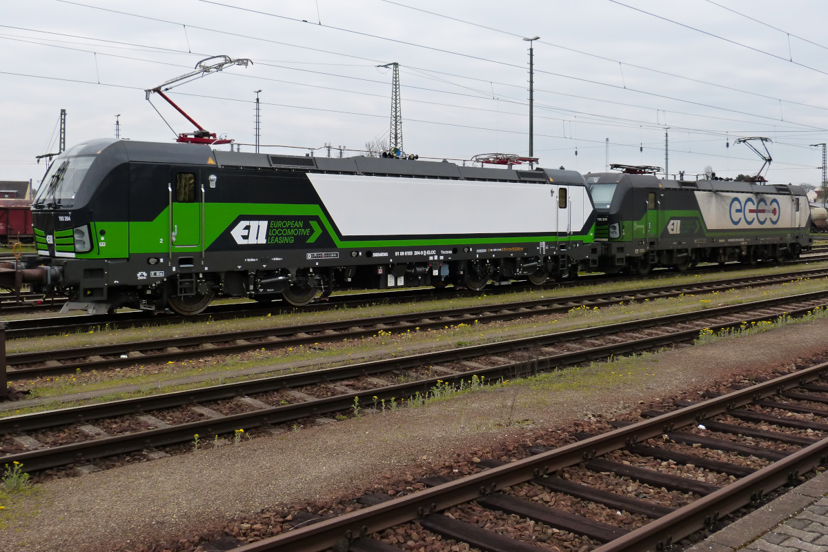 Sehr schnell sieht man bei den neuen E-Loks die Wirkung des Schmutzfilms. Rechts 193 211 und links die werksfrische 193 264-9. Plattling 09.04.2016