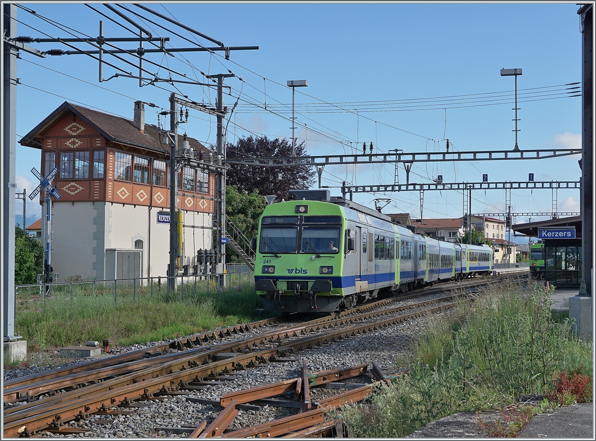 Sehr schön zeigt sich in Kerzers das (ausgediente) Stellwerk zwischen den beiden Bahnhofsteilen der Strecke Bern - Neuchâtel und Lyss - Payerne. 
Im Bild verlässt der BLS RBDe 565 241 mit seinem Regionalzug von Lyss nach Bern den Bahnhof von Kerzers. 

6. Juni 2021