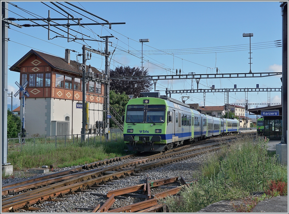 Sehr schön zeigt sich in Kerzers das (ausgediente) Stellwerk zwischen den beiden Bahnhofsteilen der Strecke Bern - Neuchâtel und Lyss - Payerne. 
Im Bild verlässt der BLS RBDe 565 241 mit seinem Regionalzug von Lyss nach Bern den Bahnhof von Kerzers. 

6. Juni 2021