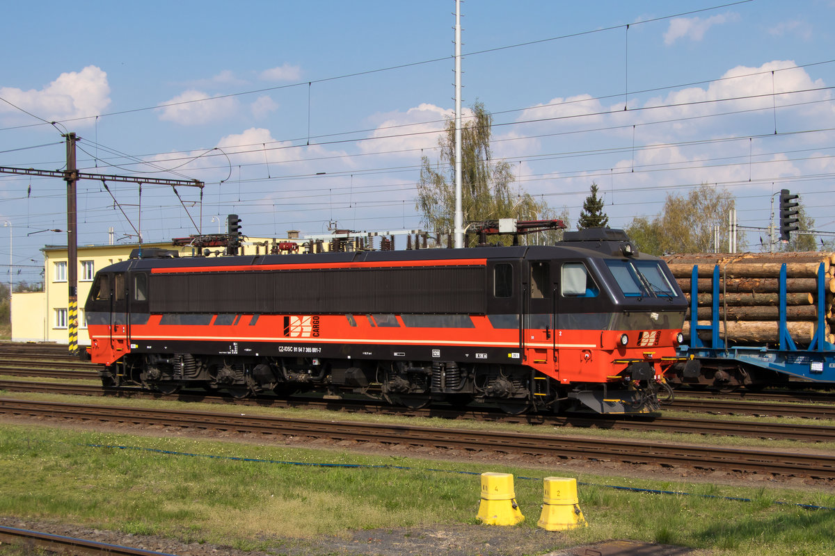 Sehr sehr gelungen, die Neue von IDS. 365 001-7 (ex SNCB 1203) steht am 21. April 2018 im Bahnhof Cheb. 