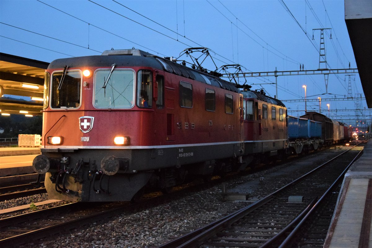 Sehr selten in diesen Tagen vor Güterzügen anzutreffen: Re 4/4 II 11139 und 11129 der 1. Serie warten am Abend des 19.07.2018 in Killwangen-Spreitenbach gemeinsam vor ihrem Güterzug auf die Weiterfahrt.