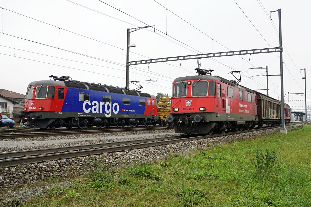 Sehr seltene Begegnung vom 25. November 2020 in Oberbuchsiten zwischen der  NEUSTEN  Re 620 016-6  Illnau-Effretikon  und der Re 420 345-1 mit Werbeanstrich.
Foto: Walter Ruetsch