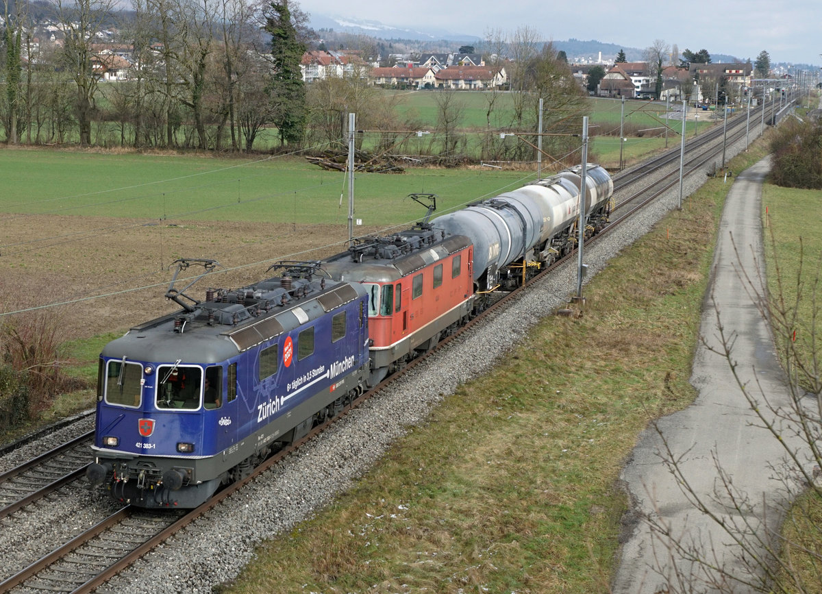 Sehr seltene Doppeltraktion mit Re 421 383-1 und einer nicht erkennbaren Re 430 bei Selzach am 9. Februar 2021.
Foto: Walter Ruetsch