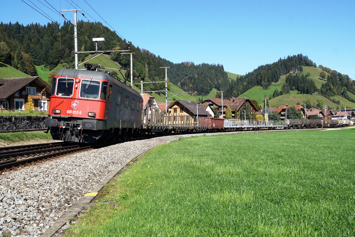 Sehr seltener Güterverkehr durchs Entlebuch.
Zwischen dem 23. September und dem 11. Oktober 2019 verkehrten planmässig Güterzüge durchs Entlebuch. Infolge Sanierungsarbeiten an der Strecke Langenthal - Huttwil wurden die Güterzüge nach Gettnau und Menznau über Burgdorf - Langnau umgeleitet. Bei starkem Güteraufkommen gelangte am frühen Morgen leider noch bei Dunkelheit eine Re 10/10 zum Einsatz. Am 1. Oktober und am 11. Oktober 2019 wurden diese Güterzüge mit der Re 620 012-5  Regensdorf  geführt.
Bei Malters am 11. Oktober 2019.
Foto: Walter Ruetsch