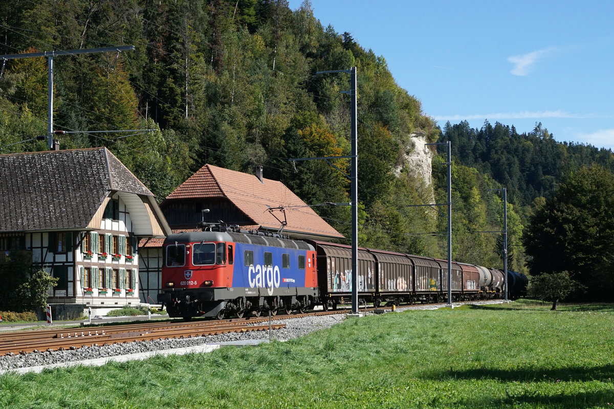 Sehr seltener Güterverkehr durchs Entlebuch.
Zwischen dem 23. September und dem 11. Oktober 2019 verkehrten planmässig Güterzüge durchs Entlebuch. Infolge Sanierungsarbeiten an der Strecke Langenthal - Huttwil wurden die Güterzüge nach Gettnau und Menznau über Burgdorf - Langnau umgeleitet. Bei starkem Güteraufkommen gelangte am frühen Morgen leider noch bei Dunkelheit eine Re 10/10 zum Einsatz. Am 1. Oktober und am 11. Oktober 2019 wurden diese Güterzüge mit der Re 620 012-5  Regensdorf  geführt.
Bahnhofseinfahrt Ramsei am 1. Oktober 2019.
Foto: Walter Ruetsch