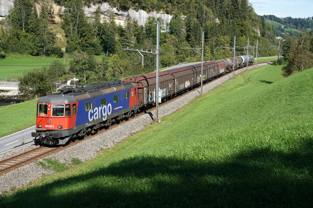 Sehr seltener Güterverkehr durchs Entlebuch.
Zwischen dem 23. September und dem 11. Oktober 2019 verkehrten planmässig Güterzüge durchs Entlebuch. Infolge Sanierungsarbeiten an der Strecke Langenthal - Huttwil wurden die Güterzüge nach Gettnau und Menznau über Burgdorf - Langnau umgeleitet. Bei starkem Güteraufkommen gelangte am frühen Morgen leider noch bei Dunkelheit eine Re 10/10 zum Einsatz. Am 1. Oktober und am 11. Oktober 2019 wurden diese Güterzüge mit der Re 620 012-5  Regensdorf  geführt.
Bei Wolhusen am 1. Oktober 2019.
Foto: Walter Ruetsch