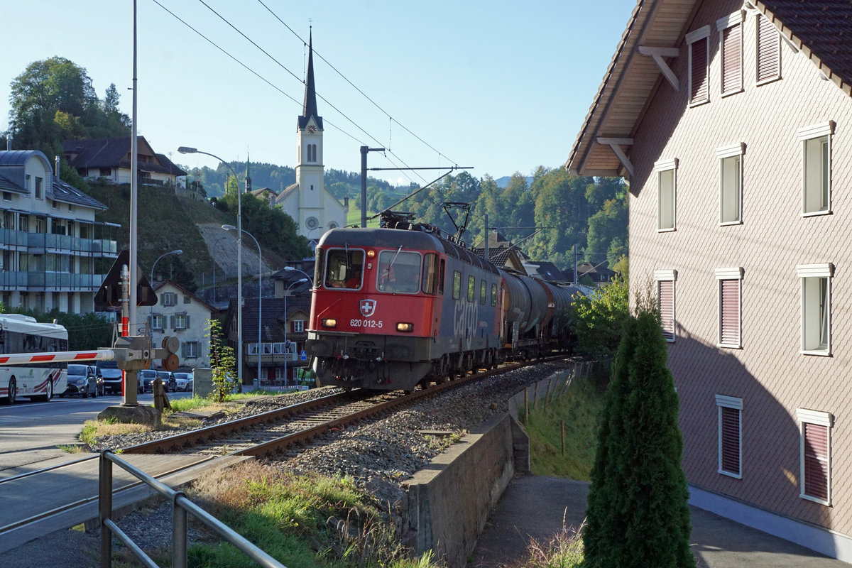 Sehr seltener Güterverkehr durchs Entlebuch.
Zwischen dem 23. September und dem 11. Oktober 2019 verkehrten planmässig Güterzüge durchs Entlebuch. Infolge Sanierungsarbeiten an der Strecke Langenthal - Huttwil wurden die Güterzüge nach Gettnau und Menznau über Burgdorf - Langnau umgeleitet. Bei starkem Güteraufkommen gelangte am frühen Morgen leider noch bei Dunkelheit eine Re 10/10 zum Einsatz. Am 1. Oktober und am 11. Oktober 2019 wurden diese Güterzüge mit der Re 620 012-5  Regensdorf  geführt.
Bei Wolhusen am 1. Oktober 2019.
Foto: Walter Ruetsch