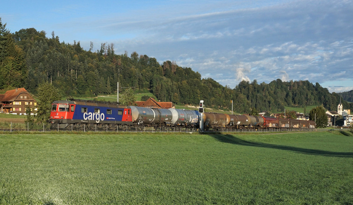 Sehr seltener Güterverkehr durchs Entlebuch.
Zwischen dem 23. September und dem 11. Oktober 2019 verkehrten planmässig Güterzüge durchs Entlebuch. Infolge Sanierungsarbeiten an der Strecke Langenthal - Huttwil wurden die Güterzüge nach Gettnau und Menznau über Burgdorf - Langnau umgeleitet. Bei starkem Güteraufkommen gelangte am frühen Morgen leider noch bei Dunkelheit eine Re 10/10 zum Einsatz. Am 1. Oktober und am 11. Oktober 2019 wurden diese Güterzüge mit der Re 620 012-5  Regensdorf  geführt.
Bei Menznau am 1. Oktober 2019.
Foto: Walter Ruetsch