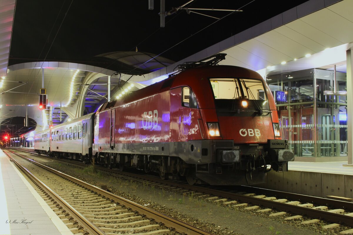 Sehr sportlich jedoch alles andere als kundenfreundlich war am Abend des 17.9.2023 der D852 von Graz Hbf nach Wien Hbf der von der 1116 275 bespannt wurde und aus zwei CRD-Wagen der Reihe 21-73 bestand.
Hier wartet der Schnellzug in Graz Hbf auf die Abfahrt.