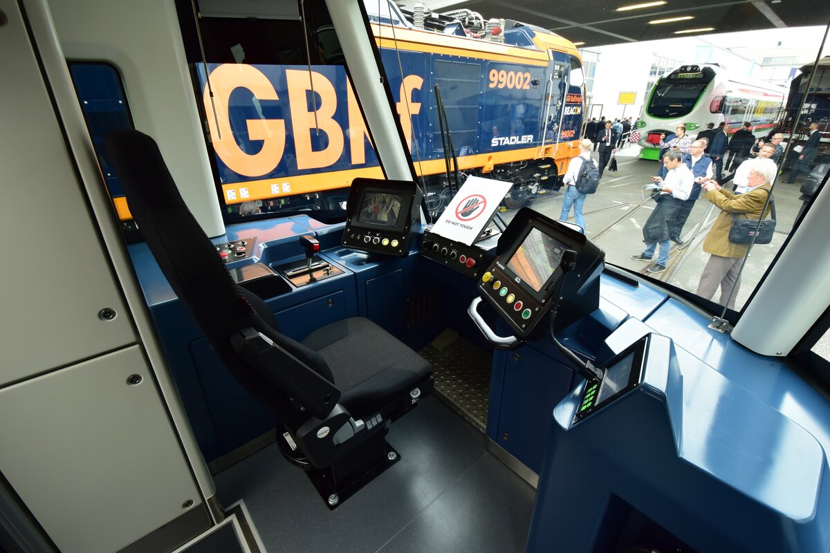 Sehr überschaubar zeigt sich der Führerstand der Hyundai Rotem Wasserstoff Straßenbahn. Diese woll in Zukunft in  Daejeon in Südkorea eingesetzt werden. Die Fahrzeuge können je nach Modell zwischen 150 und 200km mit einer Ladung Wasserstoff fahren. 

Berlin 24.09.2024