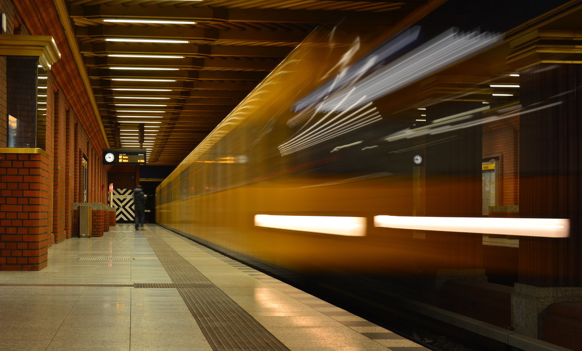 Sehr urig gestaltet ist die am 1. Oktober 1984 eröffnete U-Bahn Station Zitadelle an der U7. Entworfen wurde die Station von Rainer G. Rümmler .Dieser Bahnhof grenzt sich durch seine Seitenbahnsteige erheblich von der Gestaltung der nordwestlichen Linie U7 ab, wo in der Regel nur Mittelbahnsteige gebaut wurden. Bei der Planung dieser Station wurde der Name Am Juliusturm verwendet, um die Lage unter der gleichnamigen Straße zu verdeutlichen. Da aber in der weiteren Gestaltung auf die nahegelegene Zitadelle Spandau eingegangen wurde, verwendete man den Namen Zitadelle. Hier fährt gerade eine U7 ein.

Berlin Haselhorst 03.01.2018
